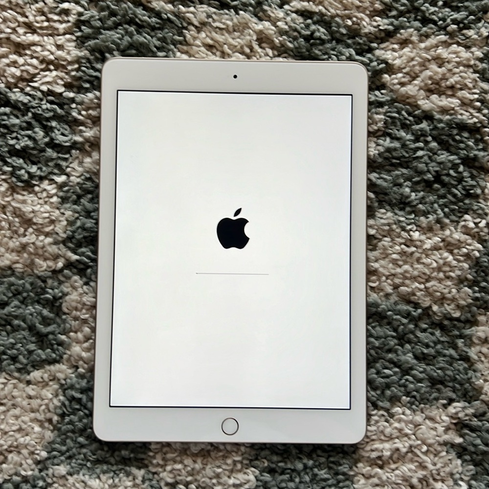 iPad 13.4.1 (5th Generation). 32GB. Rose Gold.
